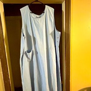 Sleeveless dress with pockets